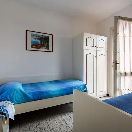 Two-story House Near The In דירה *